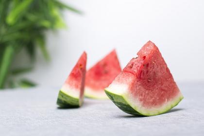 梦见瓜地吃西瓜,西瓜的甜蜜诱惑与寓意解析