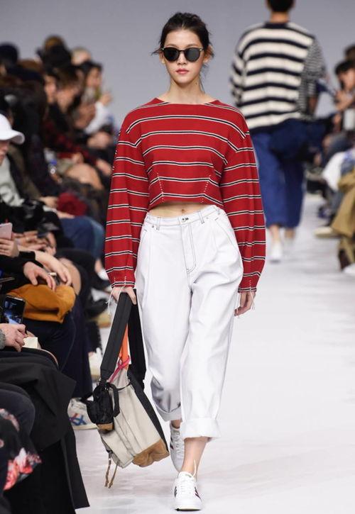 吃瓜群众穿什么马甲好看,吃瓜群众如何穿搭马甲，成为街头焦点