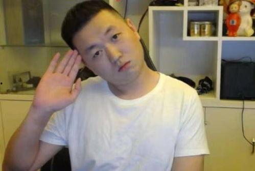 卖瓜郝哥嘴里吃的什么,揭秘卖瓜郝哥的美食秘籍