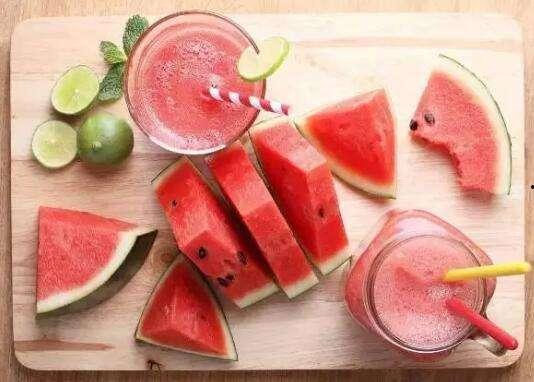 顶着太阳吃瓜,品味夏日清凉——顶着太阳吃瓜的悠闲时光