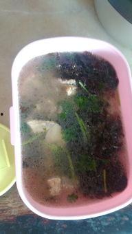 顶着太阳吃瓜,品味夏日清凉——顶着太阳吃瓜的悠闲时光