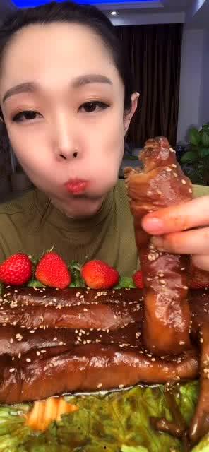 吃瓜月亮姐,网络红人的崛起与影响力