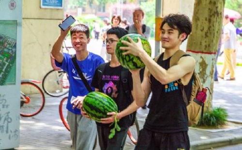 外院吃瓜,一场别开生面的吃瓜盛宴